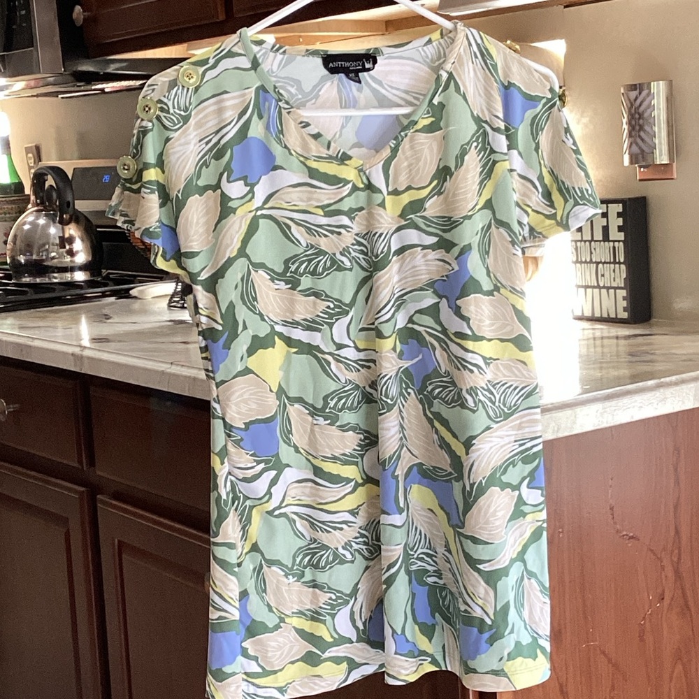 Anthony’s  Women's Multicolor Leaf Print Short Sleeve Top